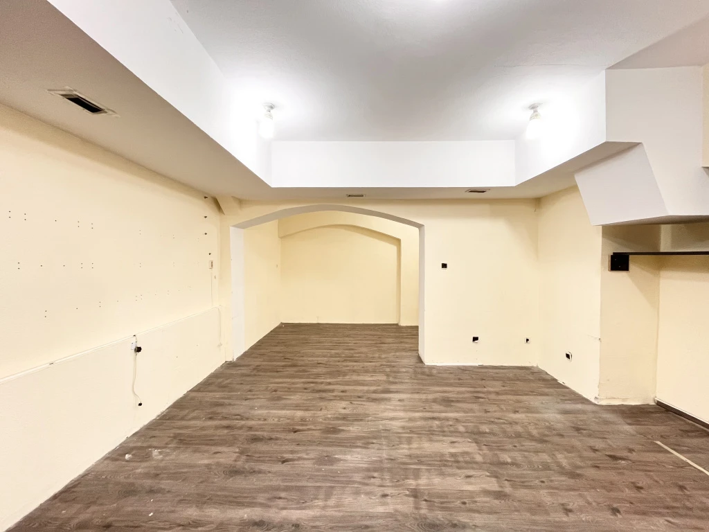 III. Kerület, Óbuda, 101 m²-es, üzlethelyiség utcai bejárattal
