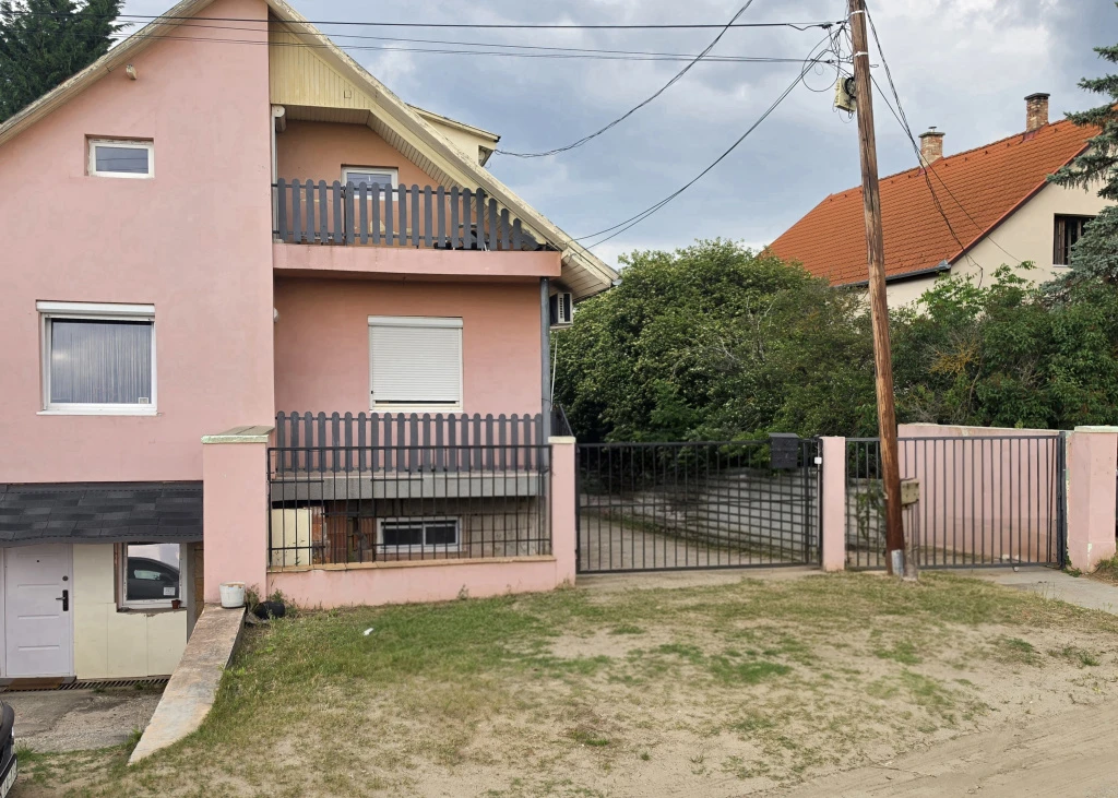 Fót, Bartók Béla utca, 200 m²-es, 2 generációs, családi ház, 6 szobás