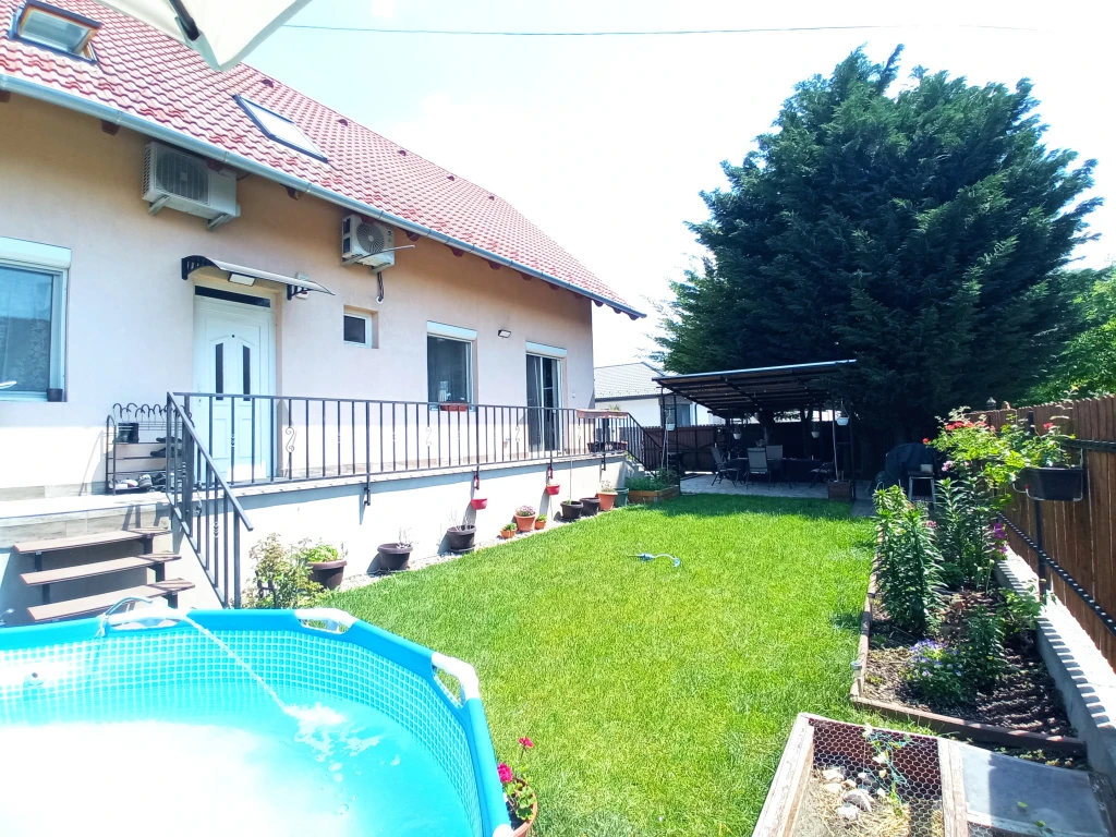 Szigetszentmiklós, KOMÁROMI utca, 112 m²-es, családi ház, 5 szobás