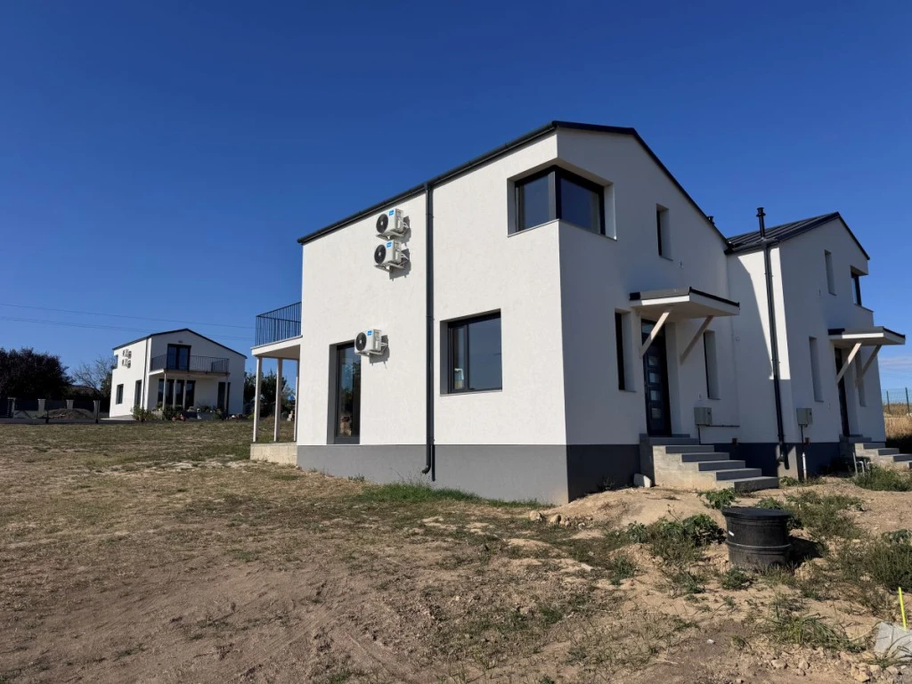 Vác, Csősz utca, 102 m²-es, ikerház, 3 szobás, új építésű állapotú