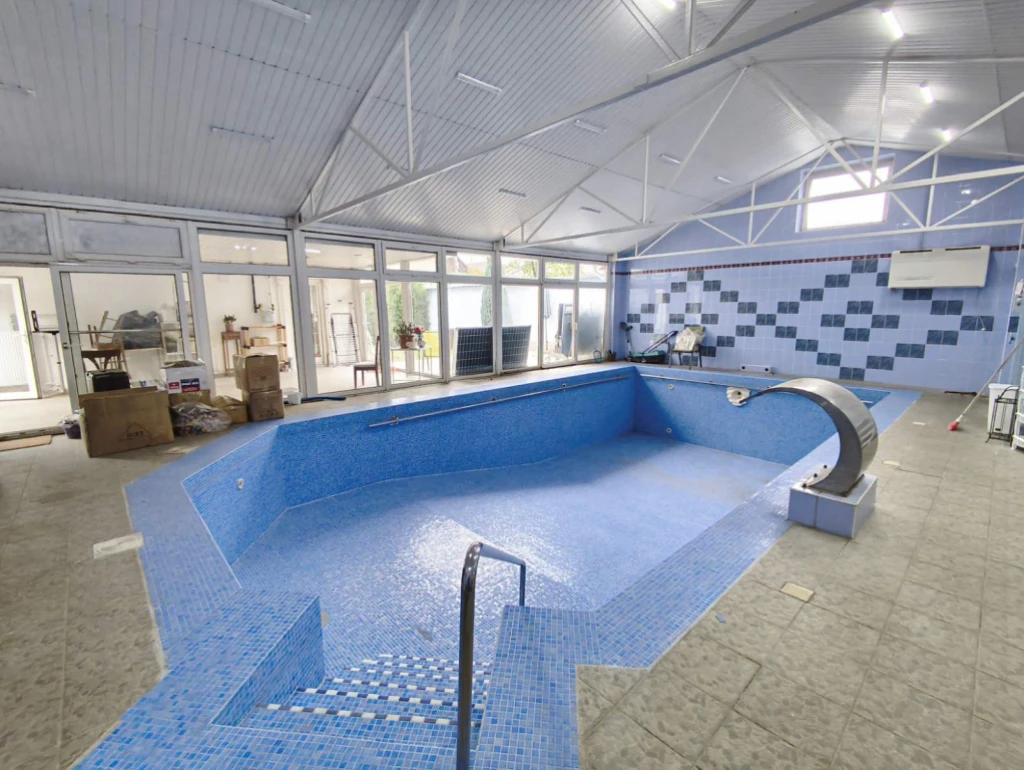 XVI. Kerület, Sashalom, 498 m²-es, családi ház, 7+1 szobás, jó állapotú