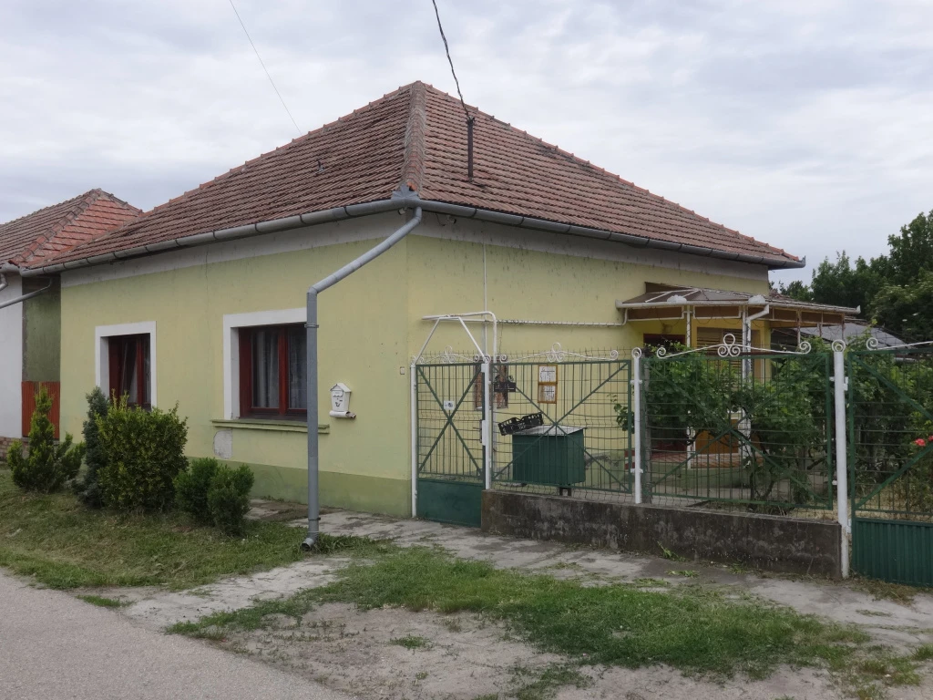 Tiszakécske, Toldi utca, 140 m²-es, családi ház, 5 szobás, átlagos állapotú