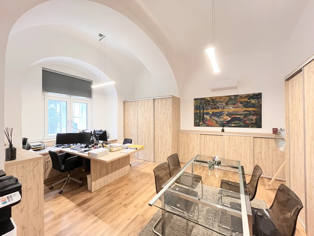 V. Kerület, Október 6. utca, 52 m²-es, egyéb iroda, jó állapotú