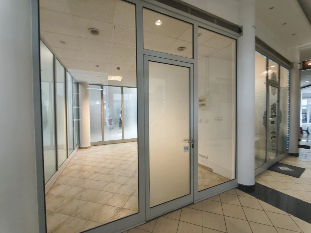 XVII. Kerület, Pesti út, 18 m²-es, üzlet üzletházban, jó állapotú