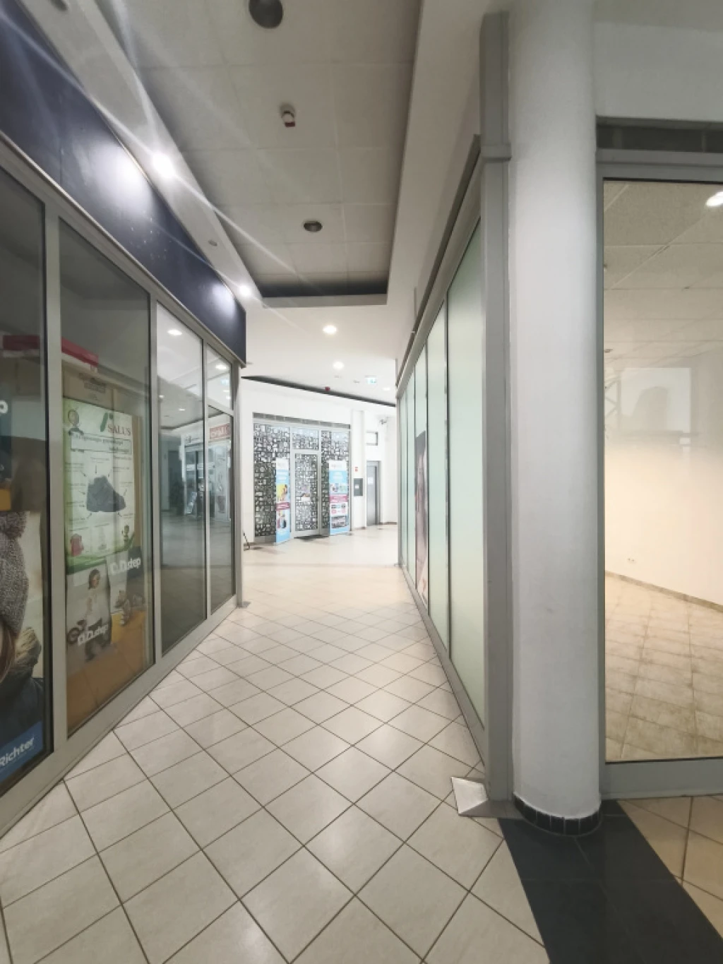 XVII. Kerület, Pesti utca, 18 m²-es, üzlet üzletházban, jó állapotú