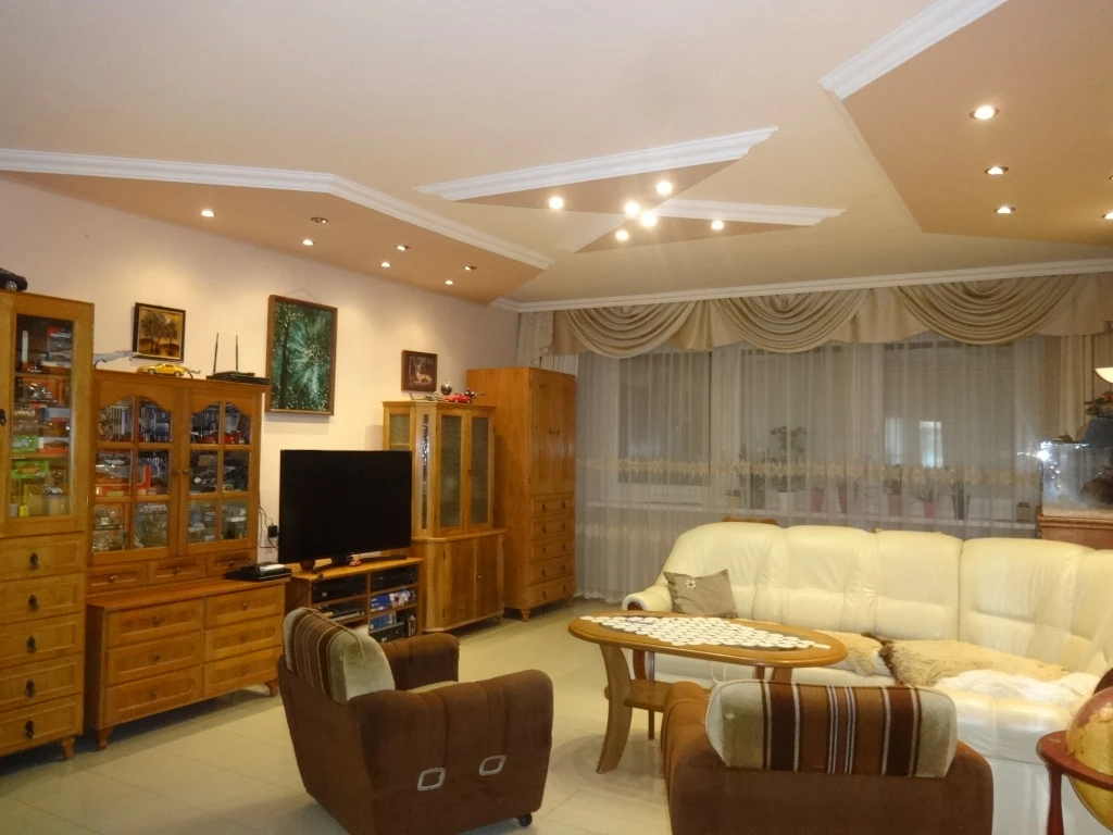 Kecskemét, Mérleg utca, 144 m²-es, sorház, 4 szobás, újszerű állapotú