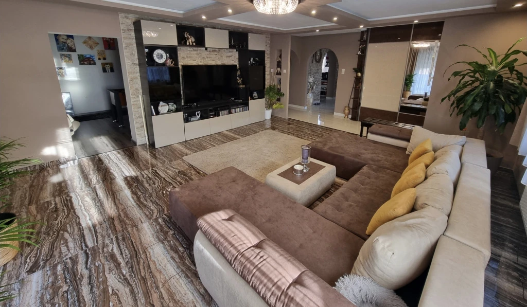 Üllő, teljes körűen felújított, 320 m²-es, családi ház, 8 szobás