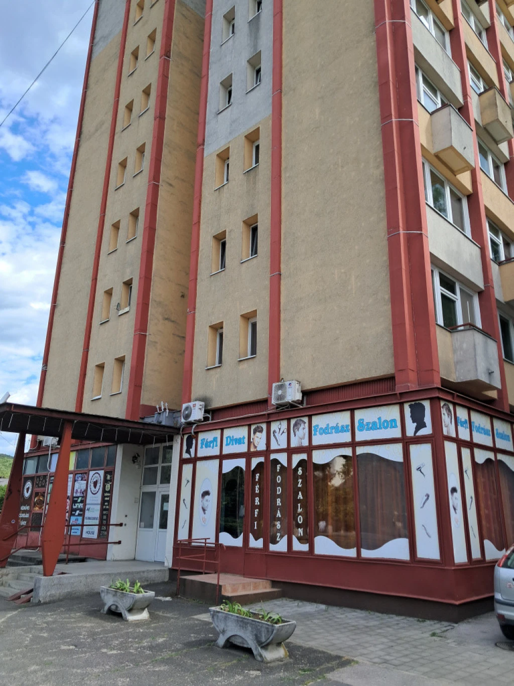 Ózd, Ív út, 49 m²-es, üzlethelyiség utcai bejárattal, átlagos állapotú