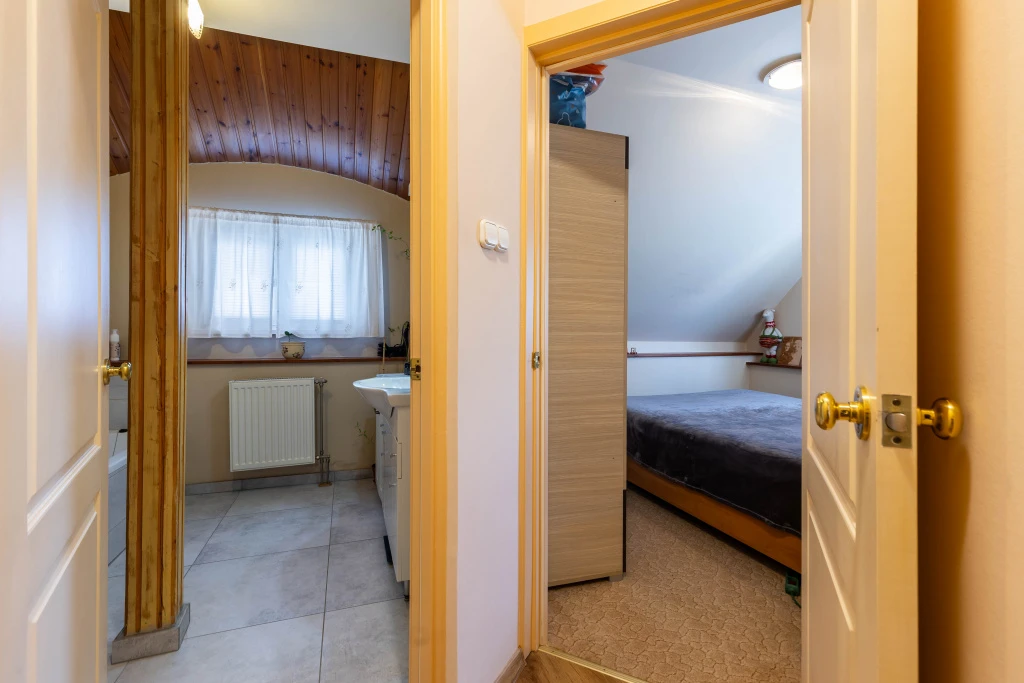 Vác, Cserje utca, 82 m²-es, társasházi lakás, 2+2 szobás, felújított állapotú
