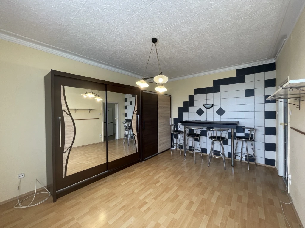 XVIII. Kerület, Lakatos lakótelepen, 28 m²-es, társasházi lakás