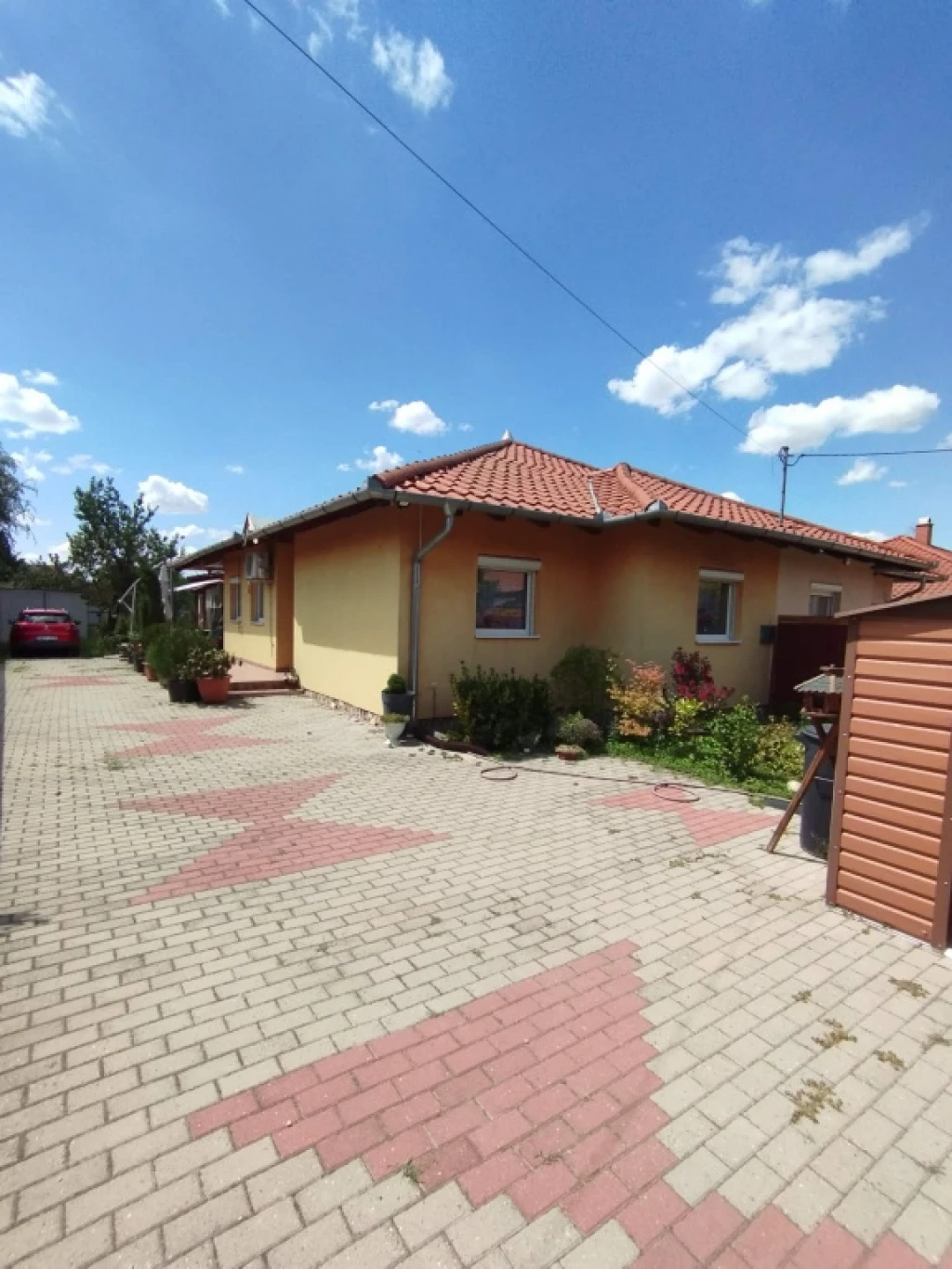 c3-1-name c2-2-name, Szigetszentmiklós, Műúthot közeli utca