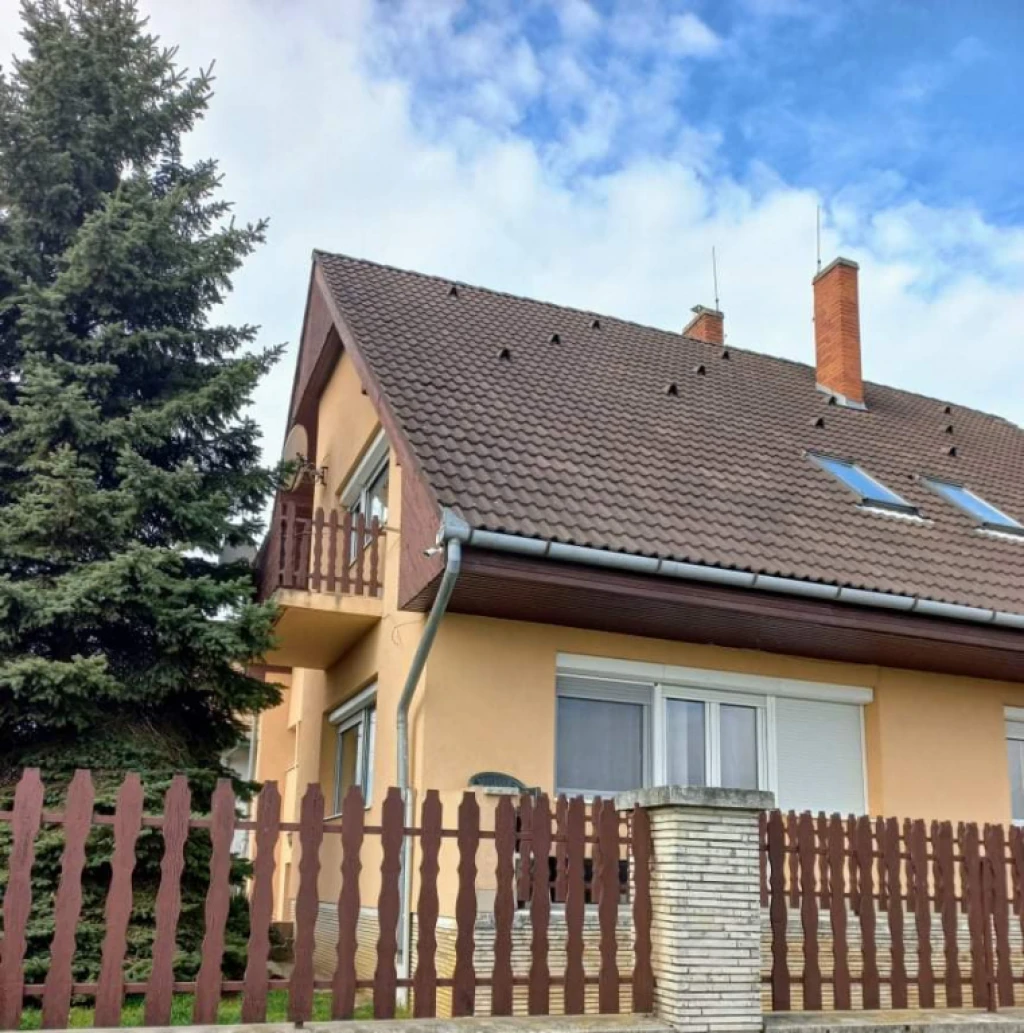 Balatonendréd, Balatonendréd utca, 320 m²-es, 2 generációs, családi ház