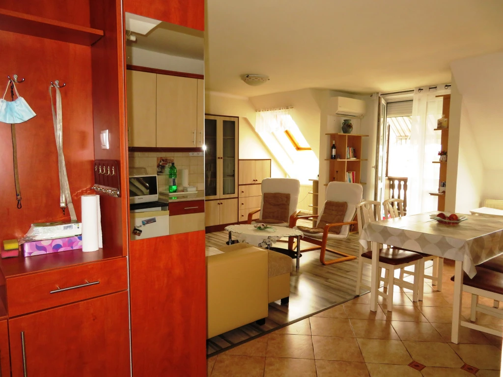 Siófok, Belváros, 100 m²-es, társasházi lakás, 3+2 szobás, felújított / újszerű állapotú