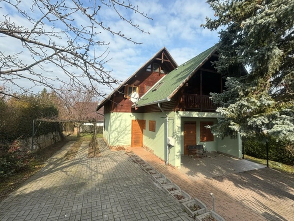 Fonyód, Frekventált helyen, 200 m²-es, családi ház, 7+2 szobás