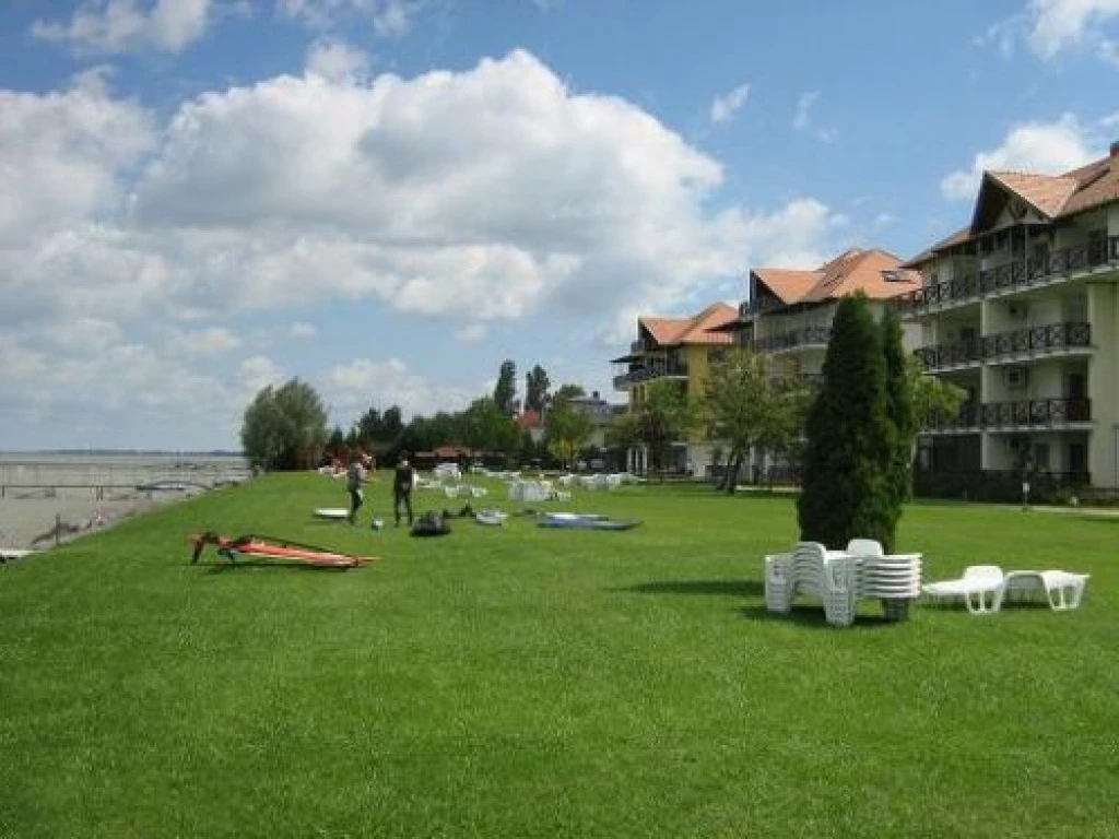 Balatonőszöd, VÍZPART, 95 m²-es, társasházi lakás, 3 szobás, kiváló állapotú