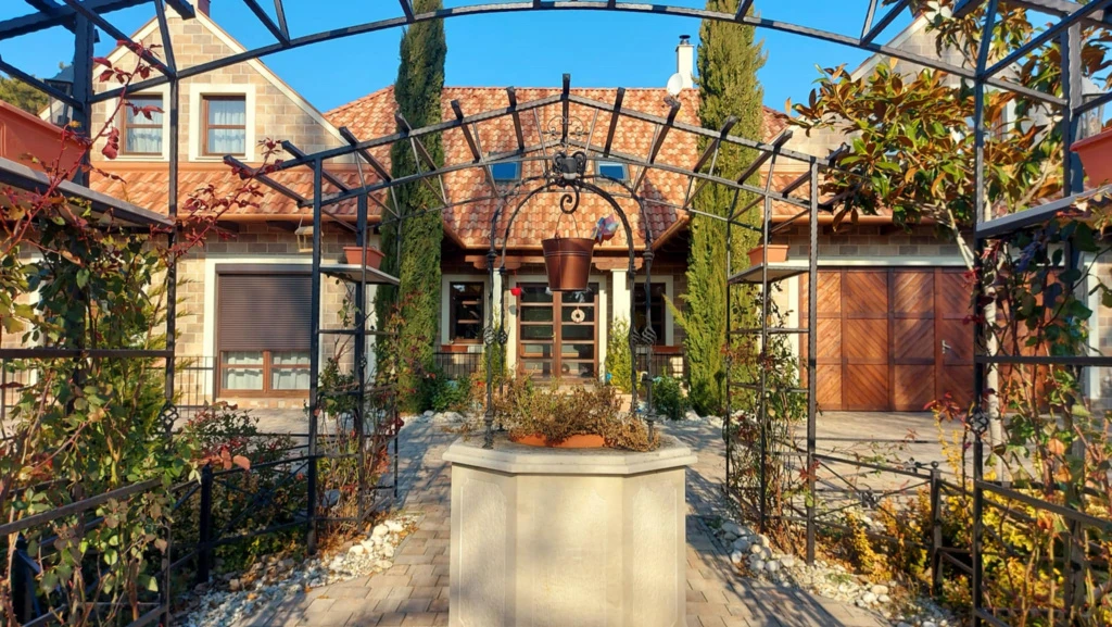 Zamárdi, Rege utca, 450 m²-es, 3 generációs, családi ház, 10 szobás