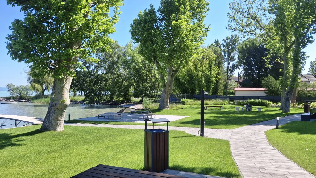 Balatonboglár, Vízpart, 59 m²-es, társasházi lakás, 2 szobás, újszerű állapotú