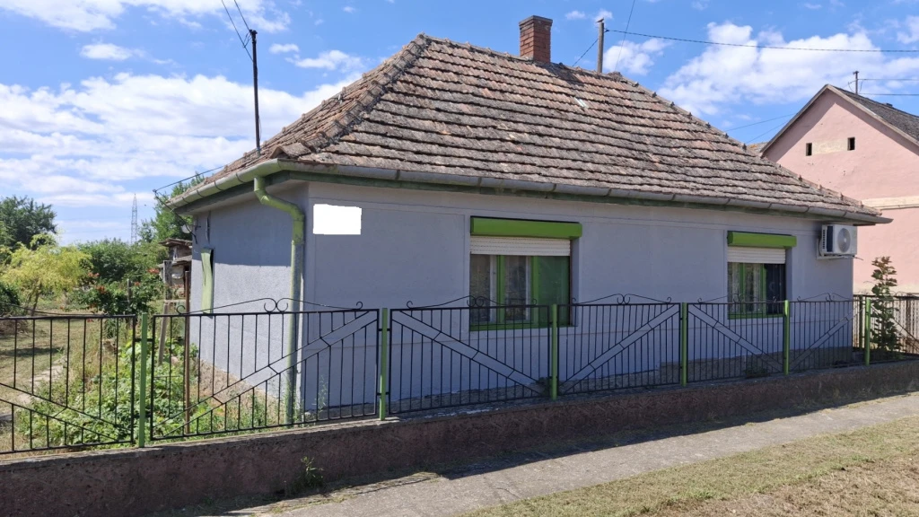 Balatonszabadi, Csendes utca, 70 m²-es, családi ház, 3 szobás