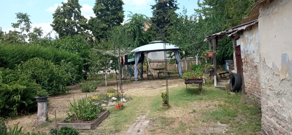 XVIII. Kerület, csendes mellékutcában utca, 103 m²-es, házrész
