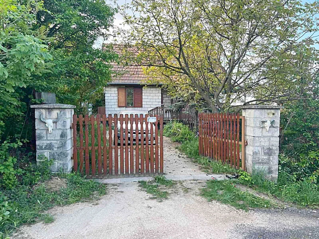 c3-1-name c2-1-name, Sóskút, Körtefa - Harangláb utca között utca