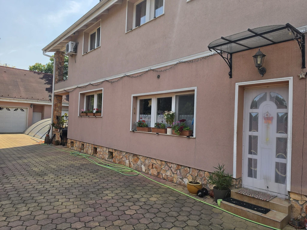 XVI. Kerület, Rákosszentmihály utca, 200 m²-es, 2 generációs, családi ház