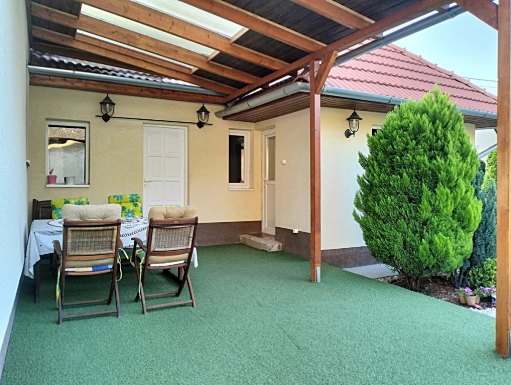 Érd, Borneves utca, 83 m²-es, családi ház, 3 szobás, felújított állapotú