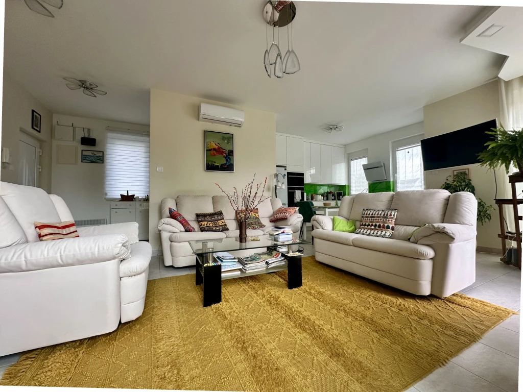 Szentendre, Szentendre, 92 m²-es, társasházi lakás, 4 szobás, újszerű állapotú