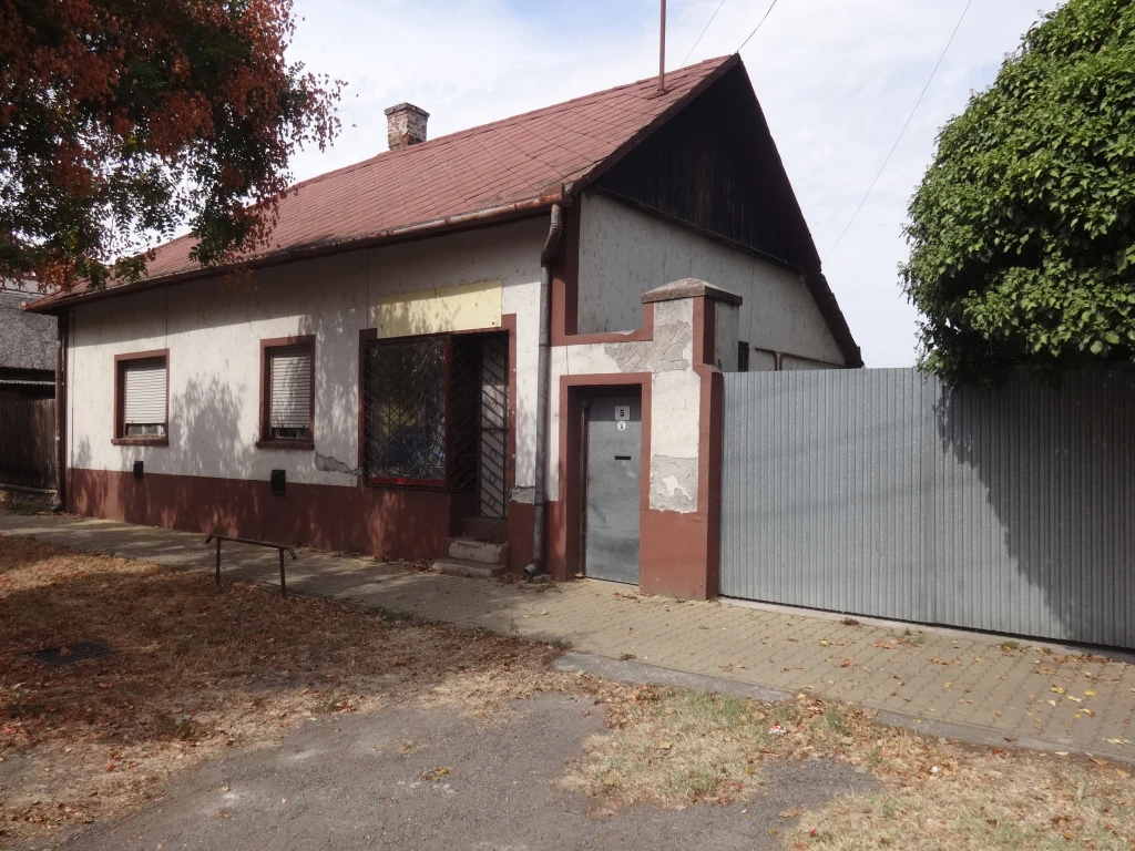 Tiszakécske, Kőrösi utca, 160 m²-es, 2 generációs, családi ház