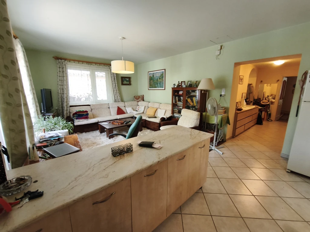 Beloiannisz, Szeptember utca, 130 m²-es, társasházi lakás, 3 szobás