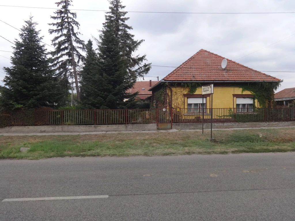 Tiszakécske, Fő út, 140 m²-es, családi ház, 4 szobás, átlagos állapotú
