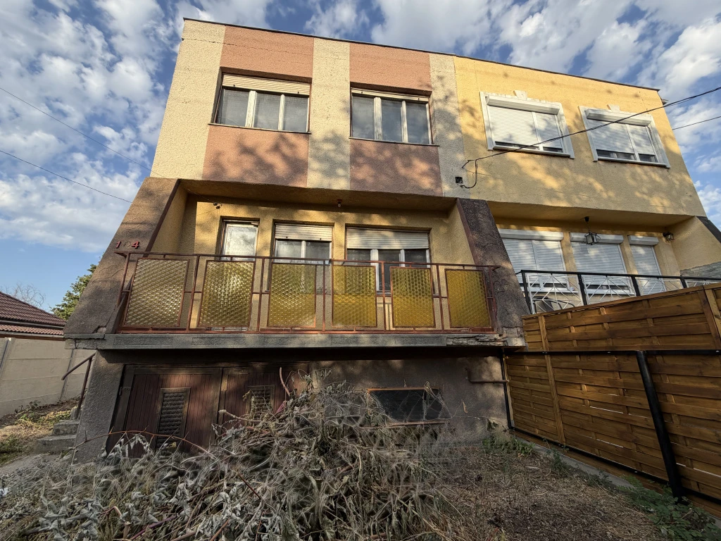 XXI. Kerület, Királyerdő, 110 m²-es, ikerház, 1+3 szobás, felújítandó állapotú