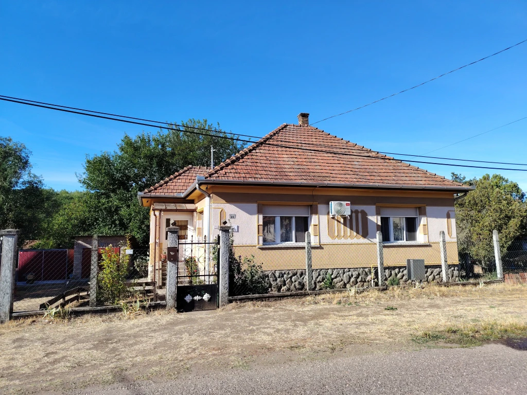 c3-1-name c2-1-name, Tápiószecső, Révai u. utca