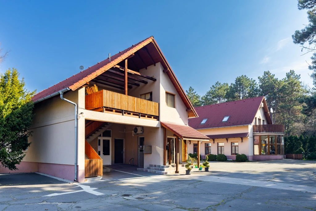Vác, Vám utca, 1520 m²-es, egyéb vendéglátó egység, részben felújított állapotú