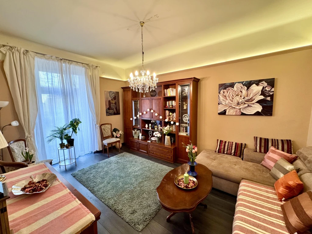 I. Kerület, Attila út, 51 m²-es, társasházi lakás, 2 szobás, felújított állapotú