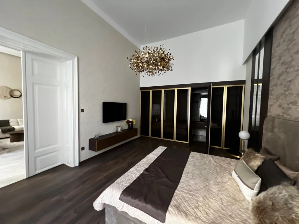 V. Kerület, Október 6 utca, 183 m²-es, társasházi lakás, 5 szobás