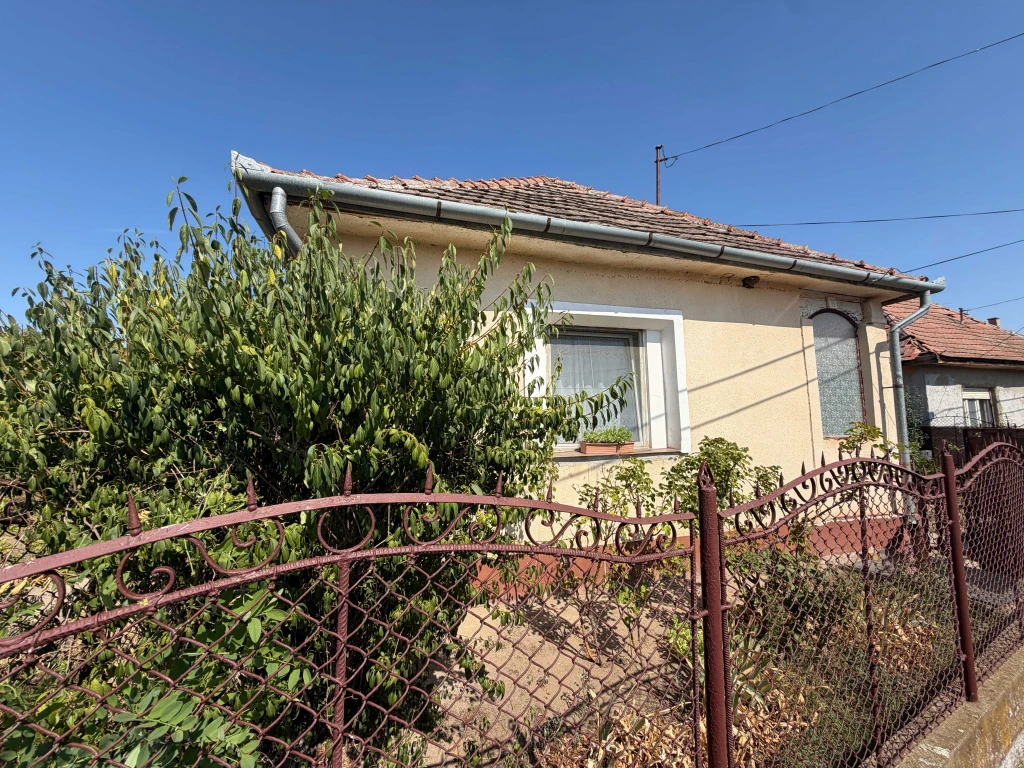 Tóalmás, Szőlő utca, 78 m²-es, családi ház, 2+1 szobás, felújítandó állapotú