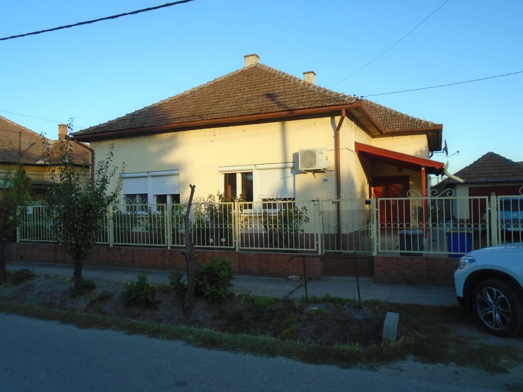 Tiszakécske, Táncsics Mihály utca, 120 m²-es, családi ház, 3 szobás