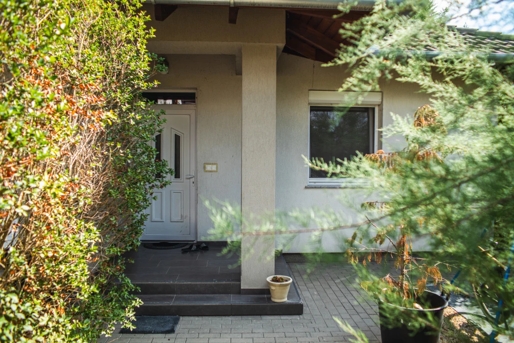Szigetszentmiklós, Duna közeli utca, 123 m²-es, családi ház