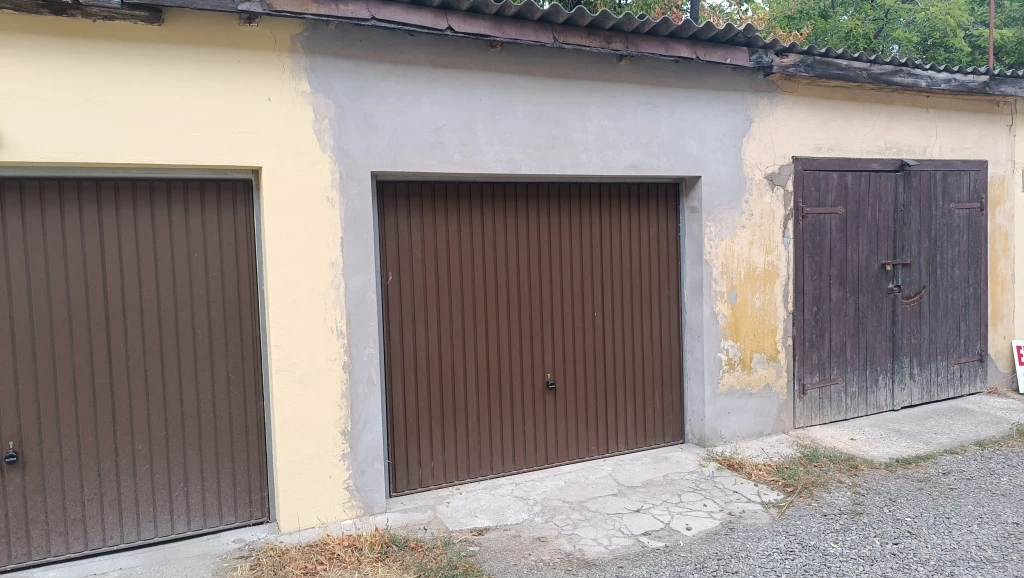 Vác, Dr. Csányi László körút, 16 m²-es, különálló garázs, felújított állapotú