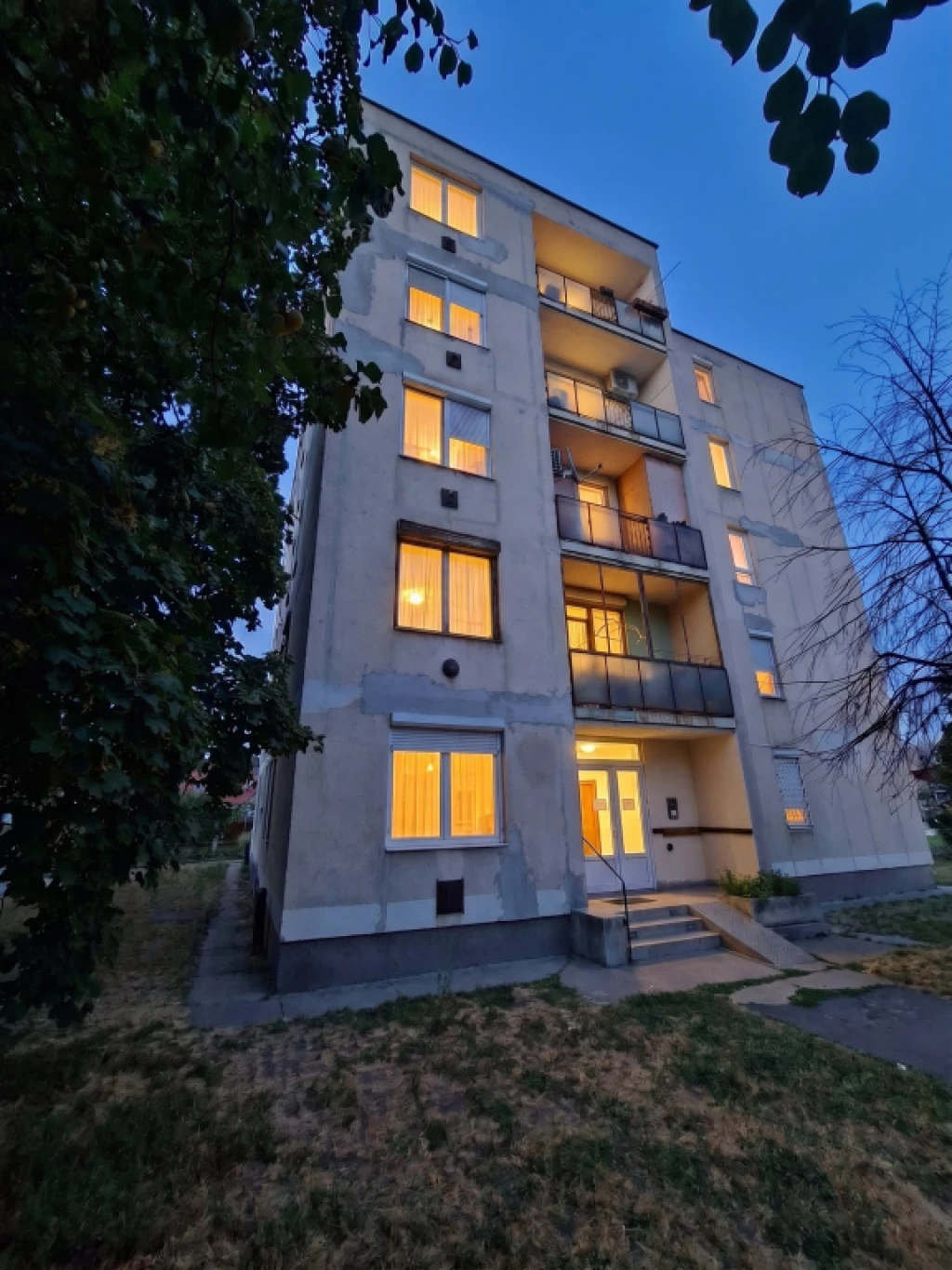 c3-1-name c2-19-name, Budapest XVIII. kerület, Iker tér