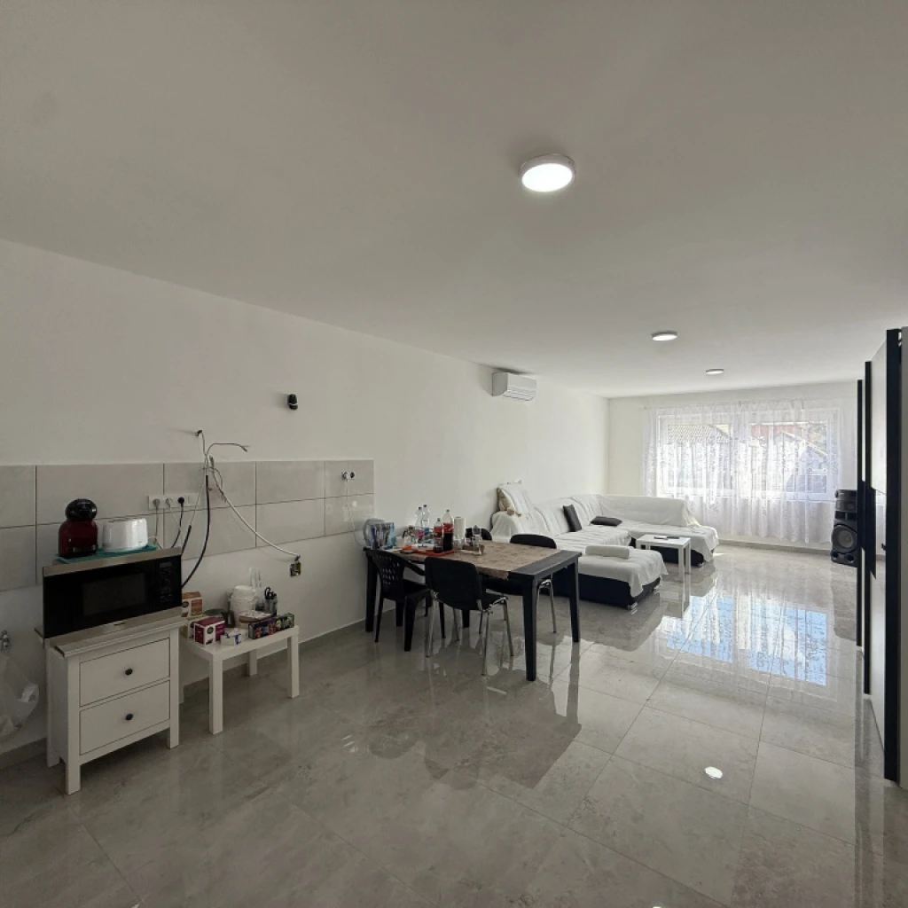 XVIII. Kerület, Újpéteri telepen, 240 m²-es, 2 generációs, ikerház