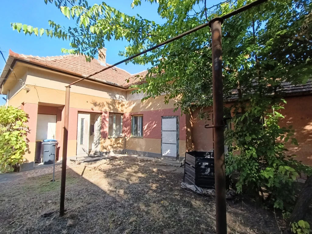 XVII. Kerület, Pesti útra merőleges utca, 70 m²-es, családi ház