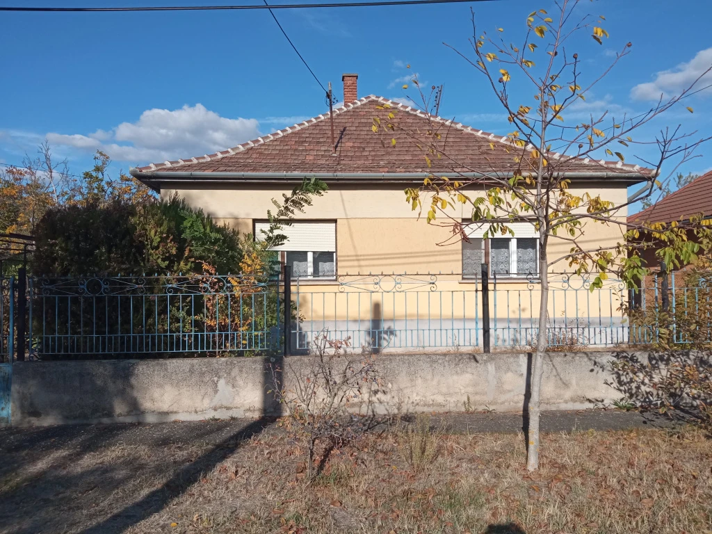 XVII. Kerület, Rákoshegy, 80 m²-es, családi ház, 2 szobás, felújítandó állapotú