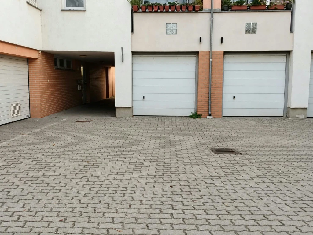IV. Kerület, Megyeri közeli út, 18 m²-es, különálló garázs, jó állapotú
