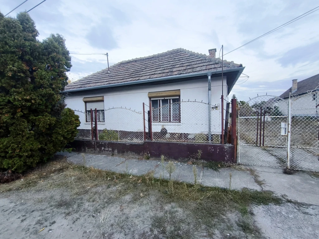 Tóalmás, Kossuth Lajos, 100 m²-es, családi ház, 4 szobás, felújítandó állapotú