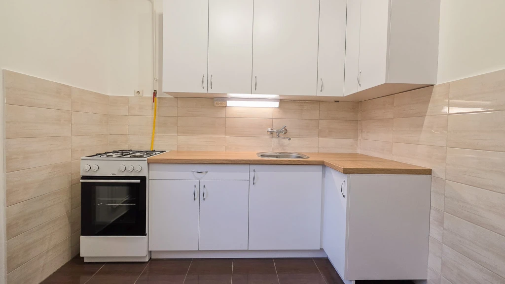 Vác, Cserhát utca, 45 m²-es, társasházi lakás, 1 szobás, felújított állapotú