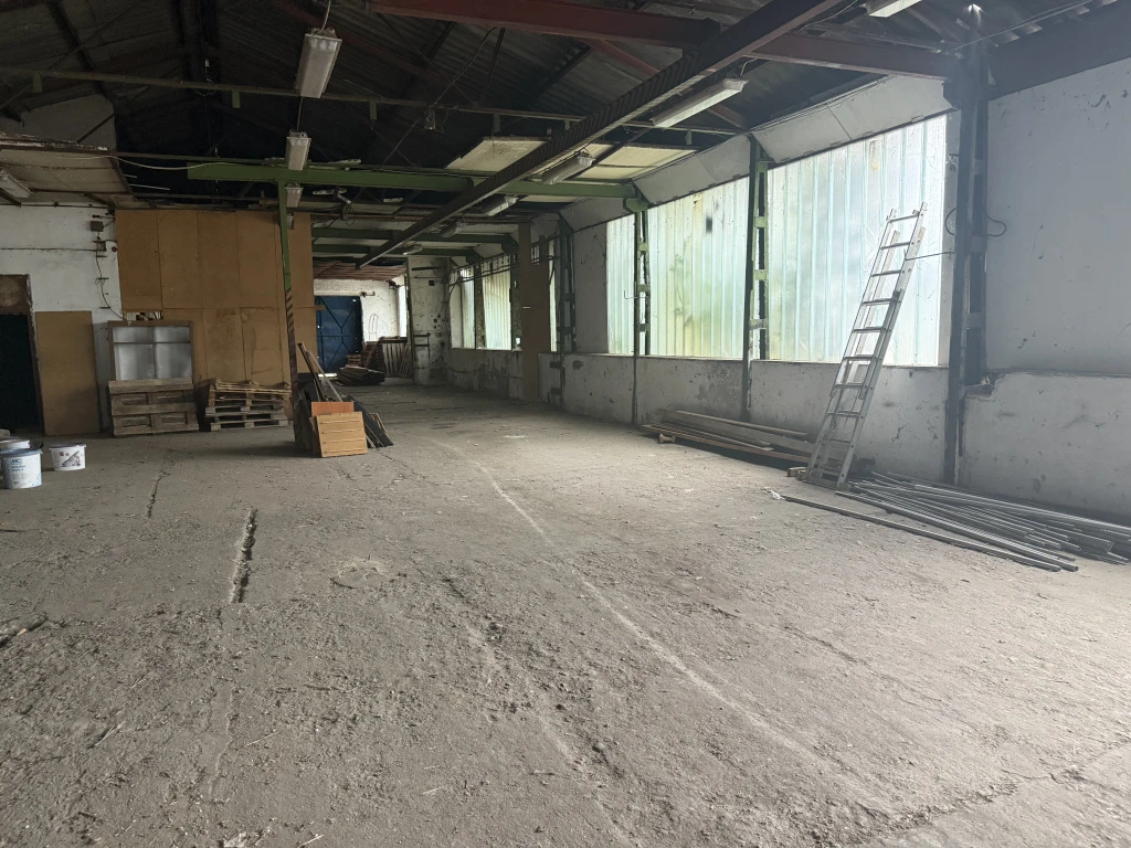 Majosháza, 51-es uthoz utca, 900 m²-es, telephely, felújítandó állapotú