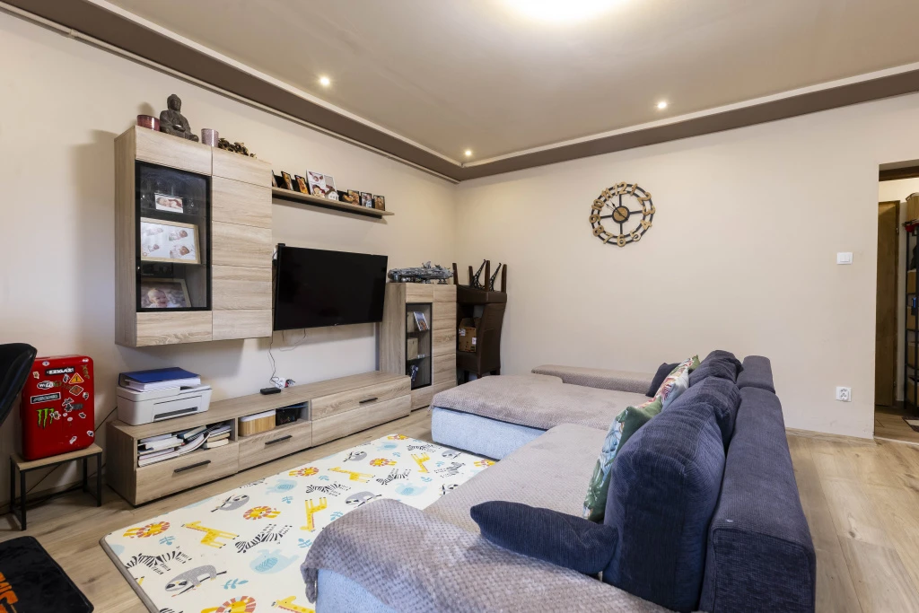 Vác, Vág utca, 83 m²-es, társasházi lakás, 3 szobás, felújított állapotú