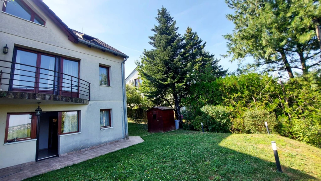 Nyugalom és idill Nagykovácsiban, fantasztikus PANORÁMÁVAL!