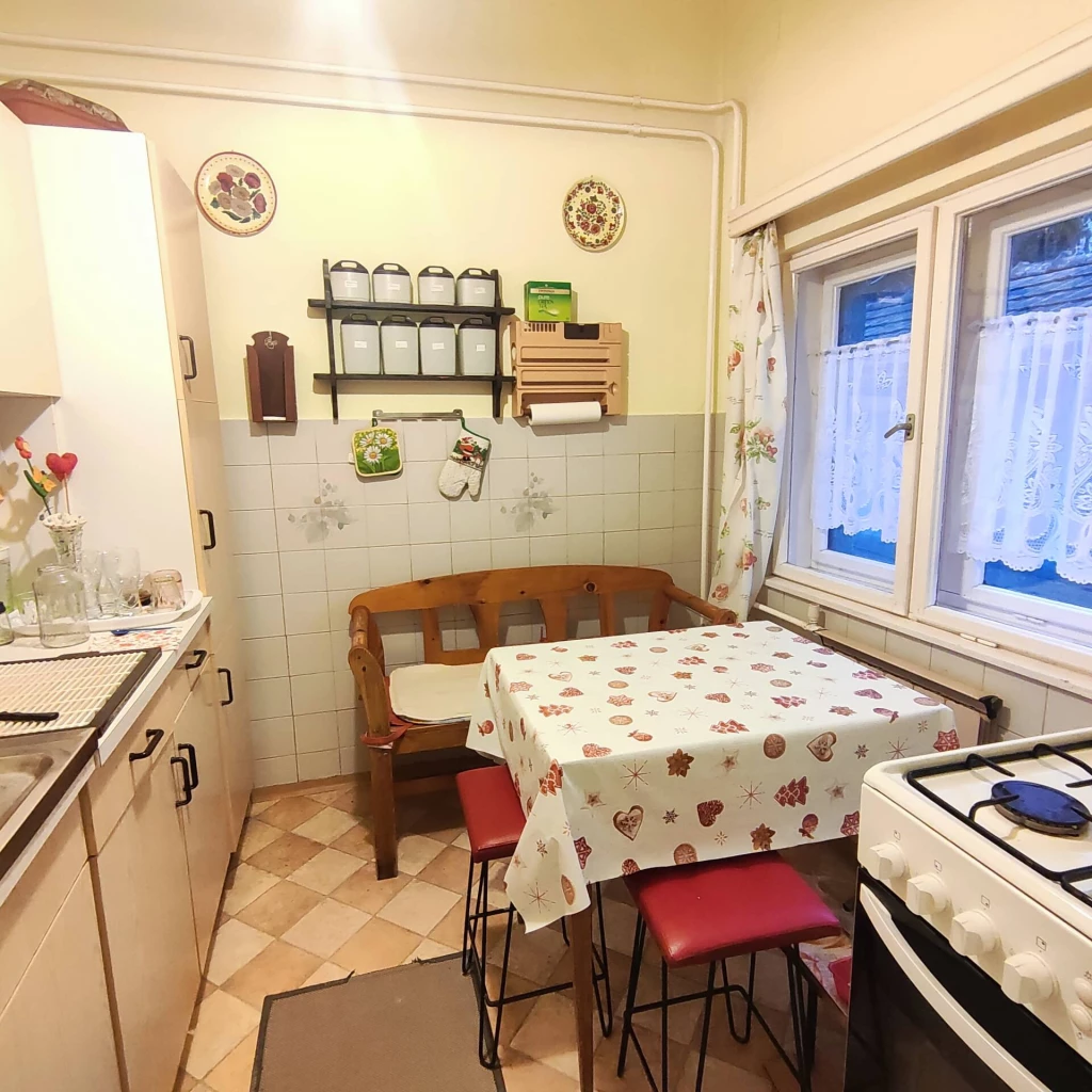 EGYEDI LEHETŐSÉG - Kis ház, nagy telekkel, garázzsal Budakeszi csendes részén